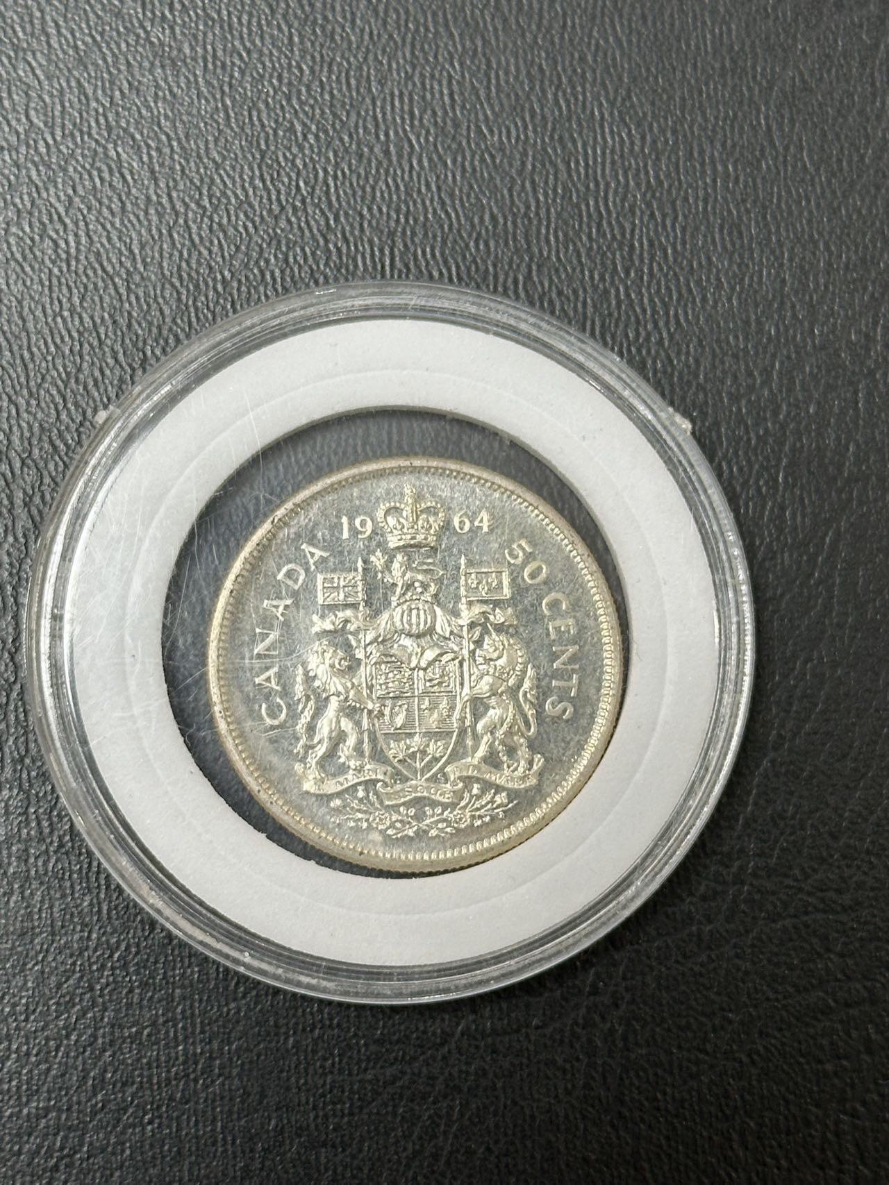 丙午马年三月第二场 精品更新 1964加拿大半元50分银币伊丽莎白二世。书上克重11.66，800银。此枚光感极佳！近期银价震荡，值得投资！藏家出品带小圆盒