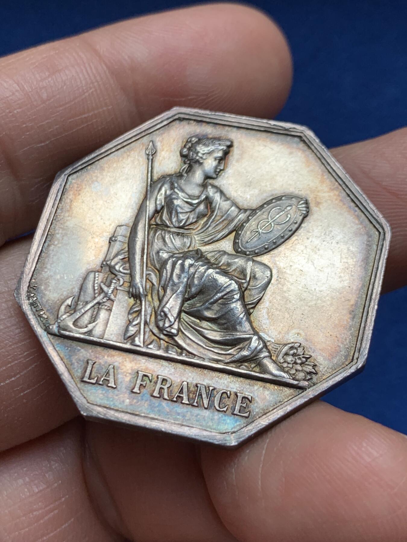 《竞宝斋》第469场 周日，周一 2场连拍 （全场包邮）欢迎送拍 法国人寿保险公司八角银质代币 女神坐像 19.85克 36.2mm 丰饶角银标