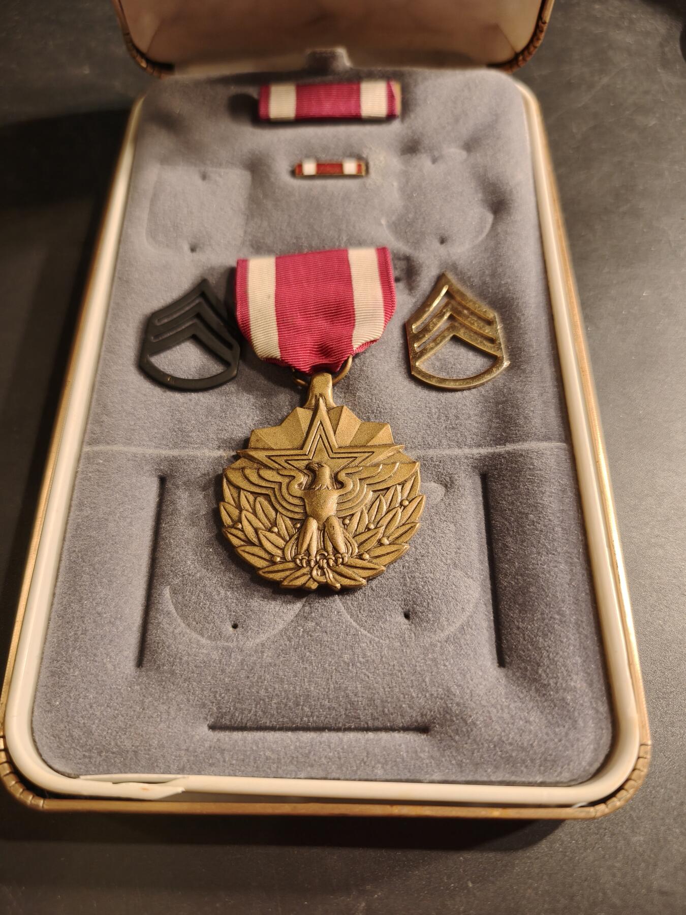 老王徽章第186期 美国功绩服务奖章 原盒带略和珐琅略 少见全套   带一组金属军衔