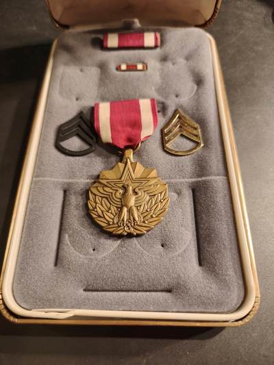 老王徽章第186期 - 美国功绩服务奖章 原盒带略和珐琅略 少见全套   带一组金属军衔