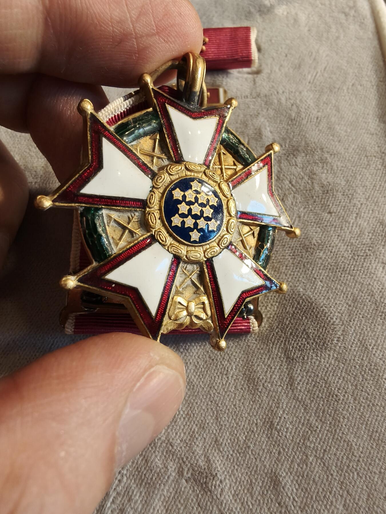 老王徽章第186期 美国军官级功绩军团勋章    原盒带略和珐琅略    早期上挂