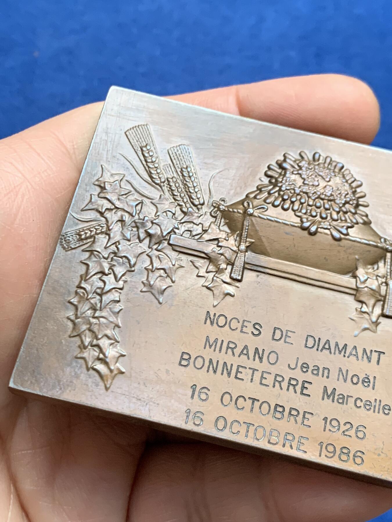 《竞宝斋》第469场 周日，周一 2场连拍 （全场包邮）欢迎送拍 名家名作 法国结婚60周年纪念大铜章 206.7克 57.3*79.7mm 丰饶角铜标边铭 带盒