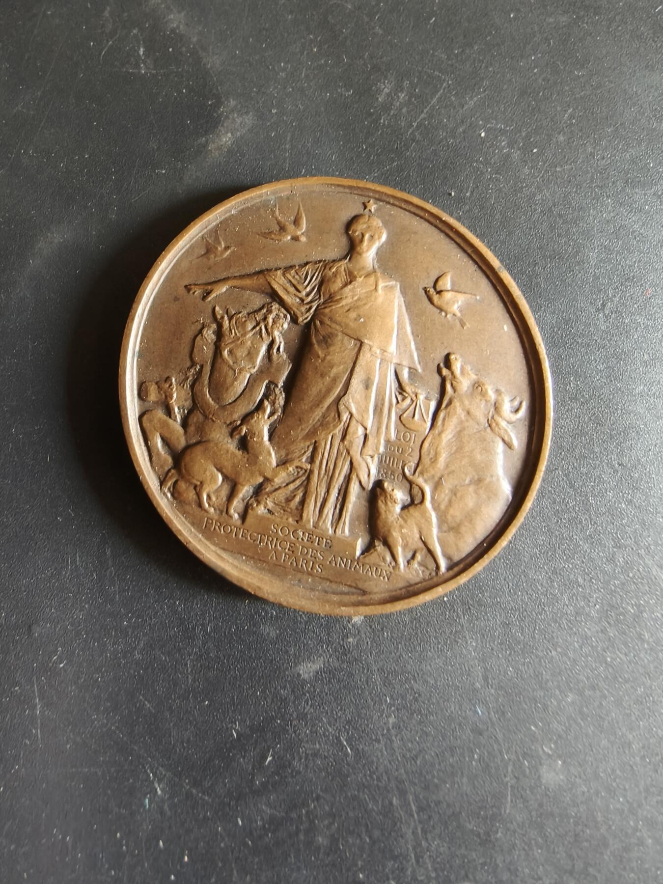 老王徽章第186期 法国巴黎动物保护协会大铜章     直径41mm    重量38.1g