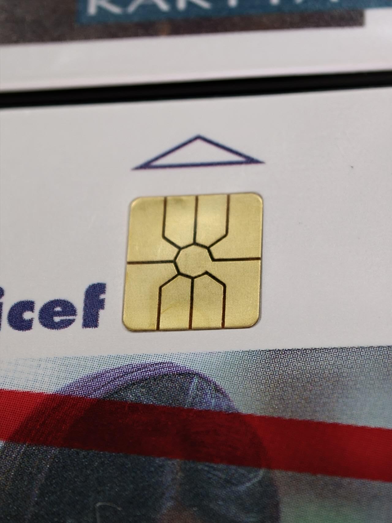 公藏第62期裸卡拍卖 匈牙利电信IC卡（快乐童年）4全原封套，芯片光亮，有一张原封套缺个小角。