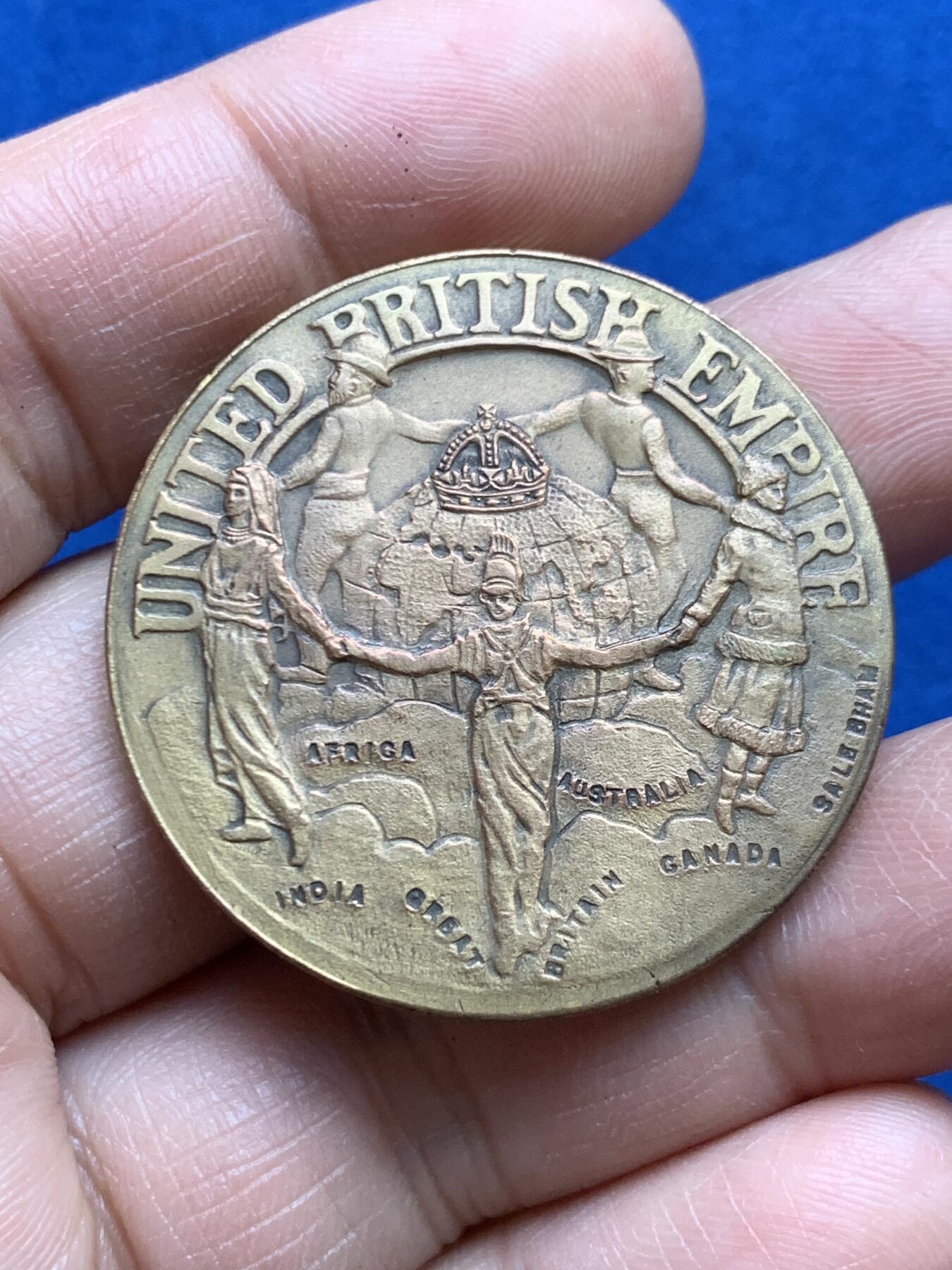 《竞宝斋》第469场 周日，周一 2场连拍 （全场包邮）欢迎送拍 英国1937年乔治六世登基纪念铜章，背面为英帝国中各个殖民地手拉手的图景，带原盒，19.3克，38.1mm