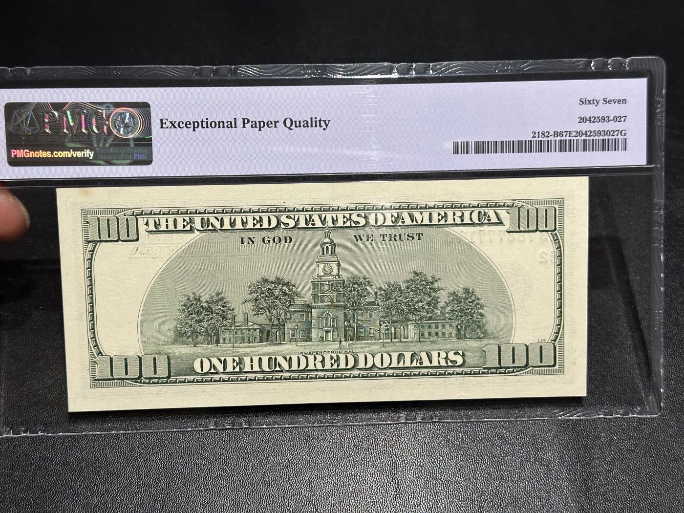 《外钞收藏家》第六百一十六期（精品场）（长期征集拍品、欢迎藏友们联系合作） 2006年美国大头版100美元 PMG67 数三靓号 美国国旗标