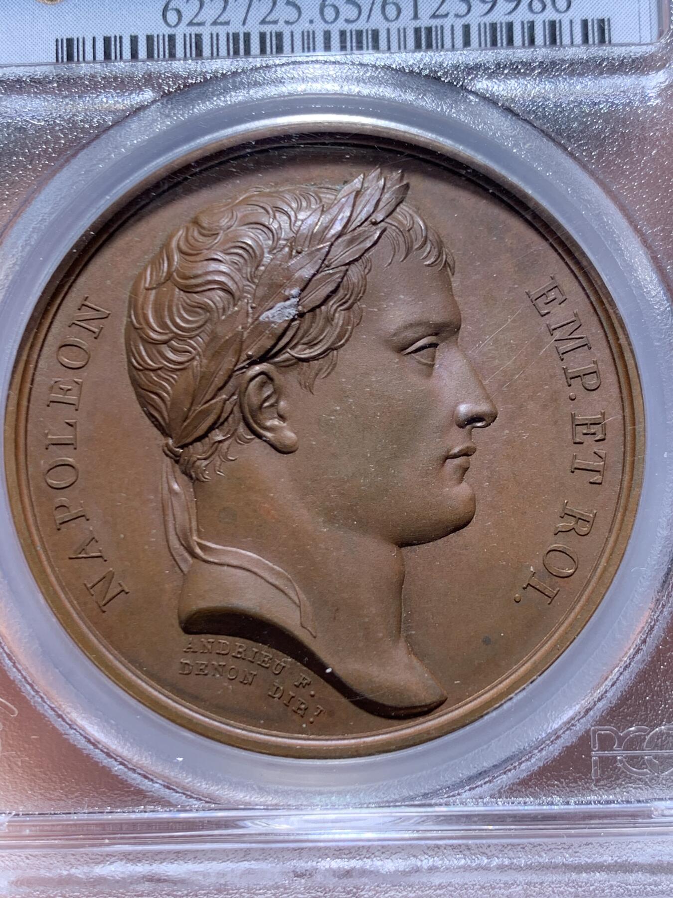 《竞宝斋》第469场 周日，周一 2场连拍 （全场包邮）欢迎送拍 PCGS SP65 冠军分！法国1807年拿破仑一世年度胜利原铸铜章 巴黎造币厂 巧克力包浆 帝国之鹰展翅爪子锋利 紧紧攥住矗立于N记雷电权杖之上 目光锐利如炬 羽翼丰满 丝缕清晰细节感人 作为拿皇的拟人化象征 接受上空胜利女神飞舞空中送来月桂花环为其加冕 作为年度总结庆祝过去的一年中军队获取的胜利 稀少珍贵品种 加厚盒