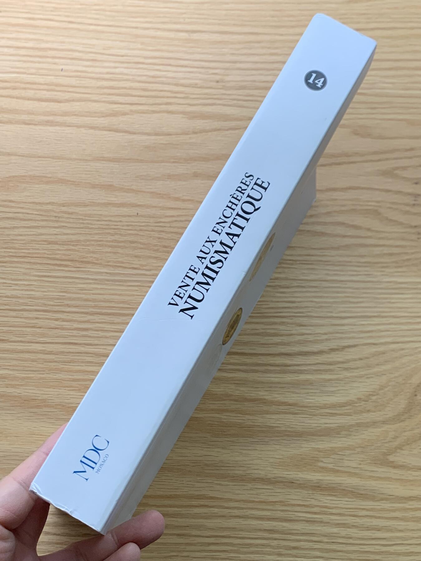 《竞宝斋》第469场 周日，周一 2场连拍 （全场包邮）欢迎送拍   MDC 世界币章拍卖目录 大开本 内图精美 有很多见不到的珍惜币章 重达2.4公斤 包邮 编号14