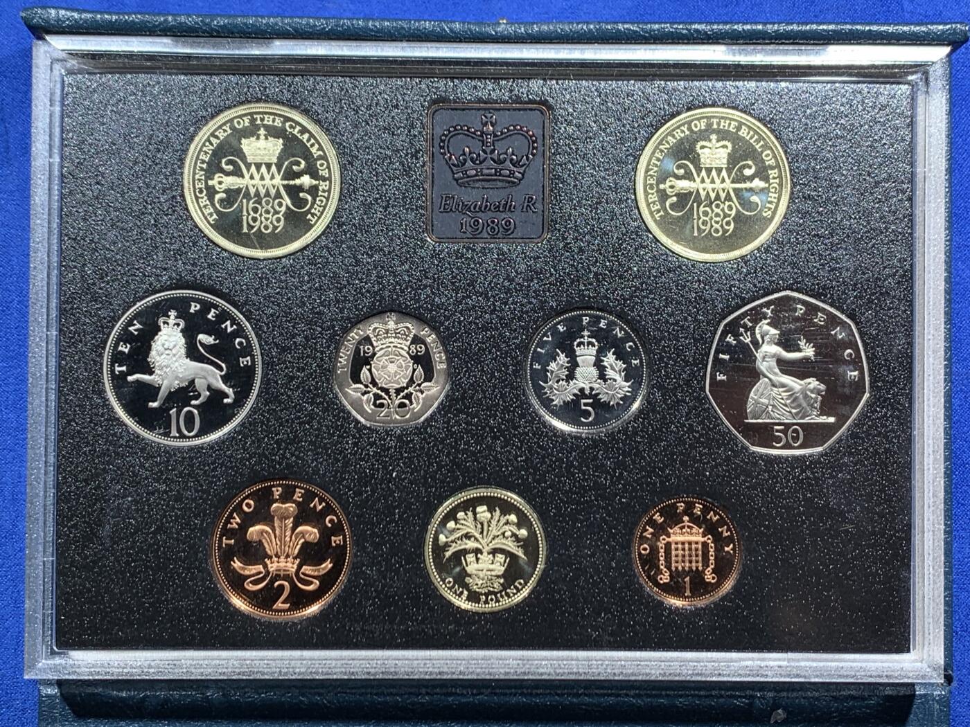 《竞宝斋》第469场 周日，周一 2场连拍 （全场包邮）欢迎送拍 英国1989年精制套币，带2枚2英镑权利法案300周年精制纪念币，9枚币，品相精美，高档盒装