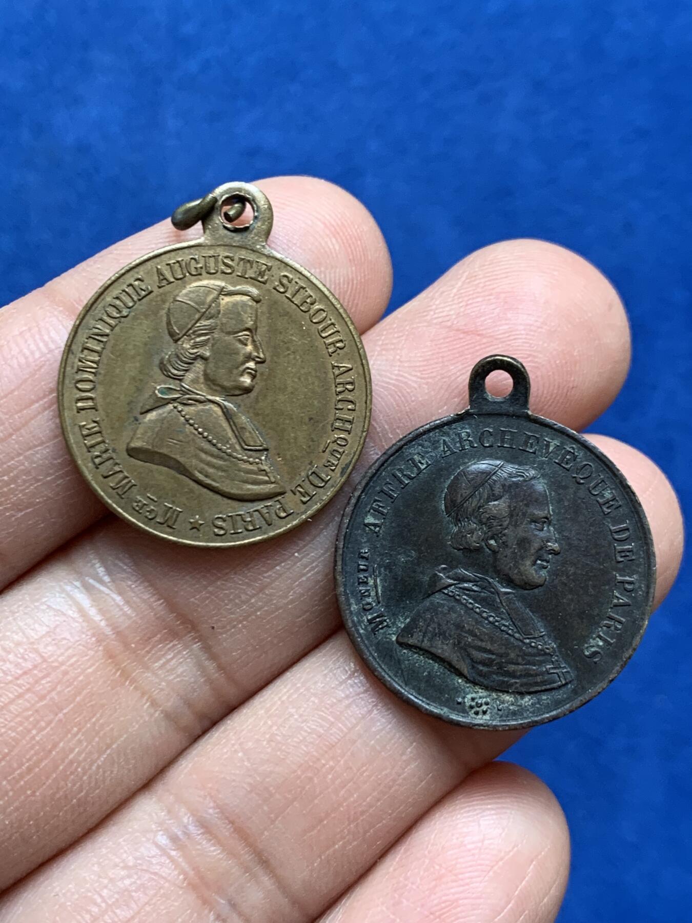 《竞宝斋》第469场 周日，周一 2场连拍 （全场包邮）欢迎送拍 两枚一组 教皇纪念铜章 总重8.55克