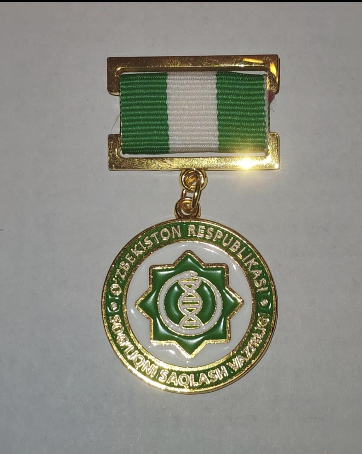 韵星假日军品类拍卖第45期 -- Rimey Holidays Militaria Auction 45 乌兹别克斯坦共和国卫生部二级优秀服务人员奖金奖章 实发2584号 非常稀少 设计继承苏联的奖金奖章 铜镀金 非常厚重 仅颁发给高级官员