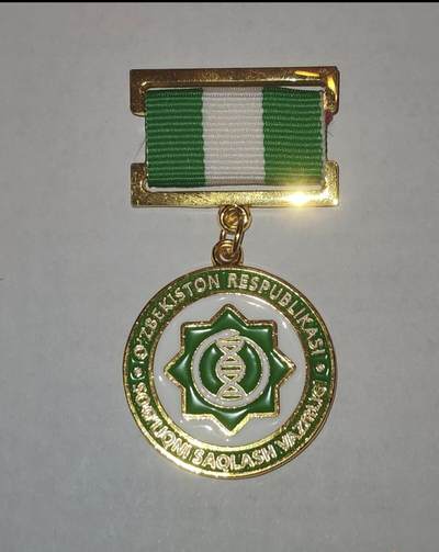 韵星假日军品类拍卖第45期 -- Rimey Holidays Militaria Auction 45 - 乌兹别克斯坦共和国卫生部二级优秀服务人员奖金奖章 实发2584号 非常稀少 设计继承苏联的奖金奖章 铜镀金 非常厚重 仅颁发给高级官员