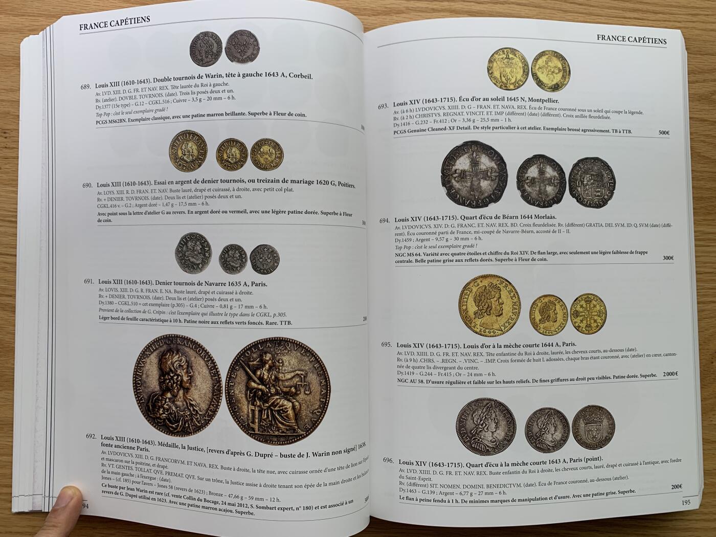 《竞宝斋》第469场 周日，周一 2场连拍 （全场包邮）欢迎送拍 MDC 世界币章拍卖目录 大开本 内图精美 有很多见不到的珍惜币章 重达2.6公斤 包邮 编号17