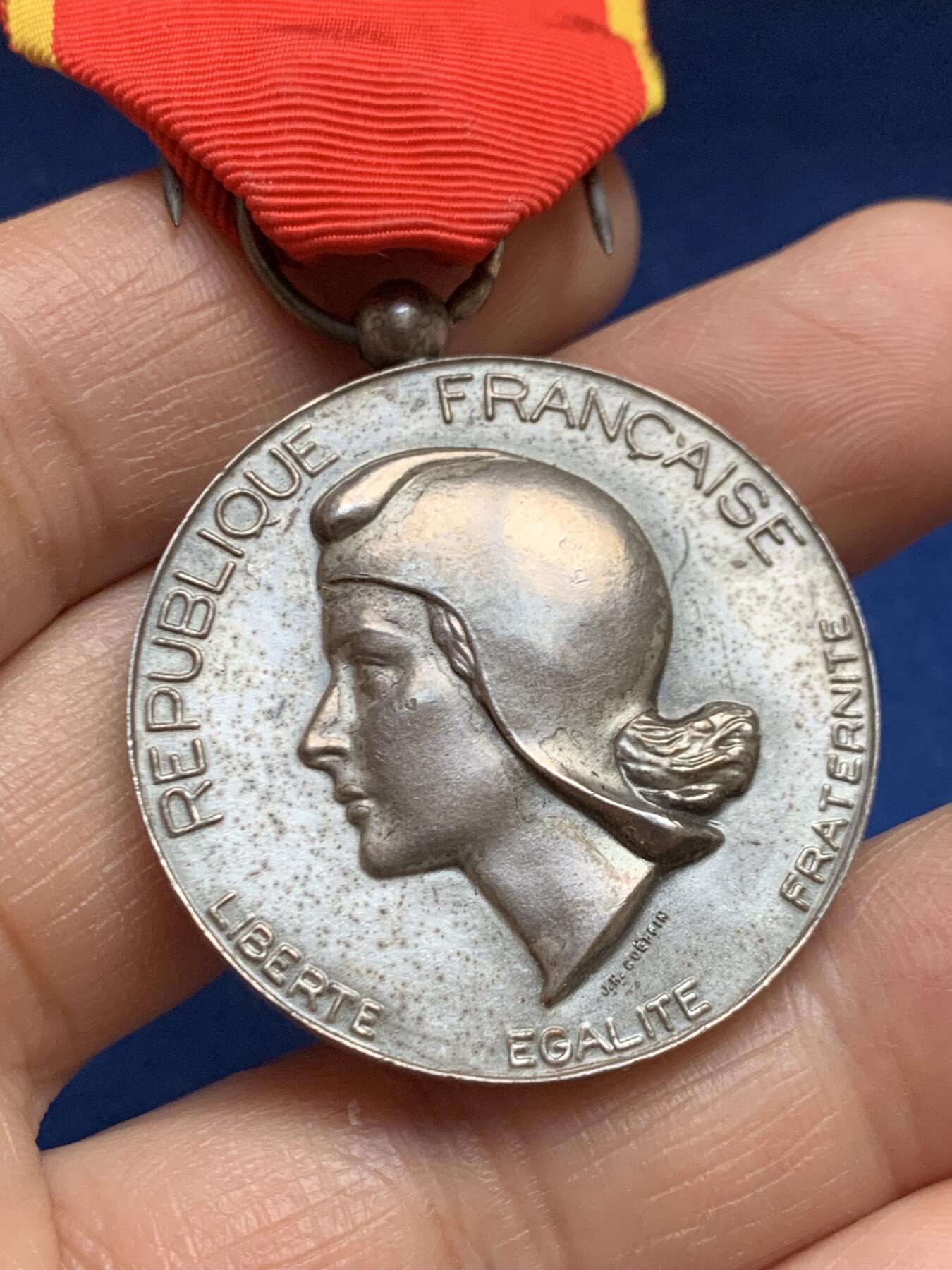 《竞宝斋》第469场 周日，周一 2场连拍 （全场包邮）欢迎送拍 法国东部工业协会银章 实发带刻名 带银标 950银 总重约30.8g