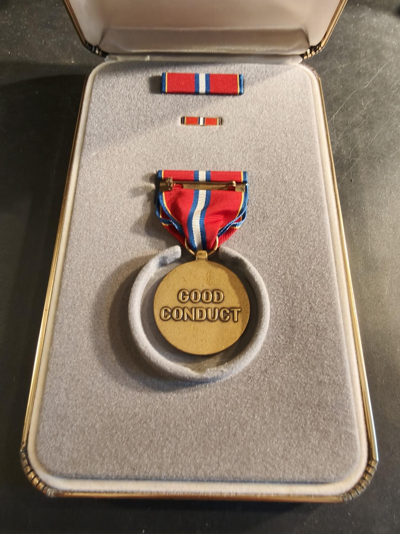 老王徽章第186期 美国海岸警备队品德优良奖章 原盒带略和珐琅略 少见全套