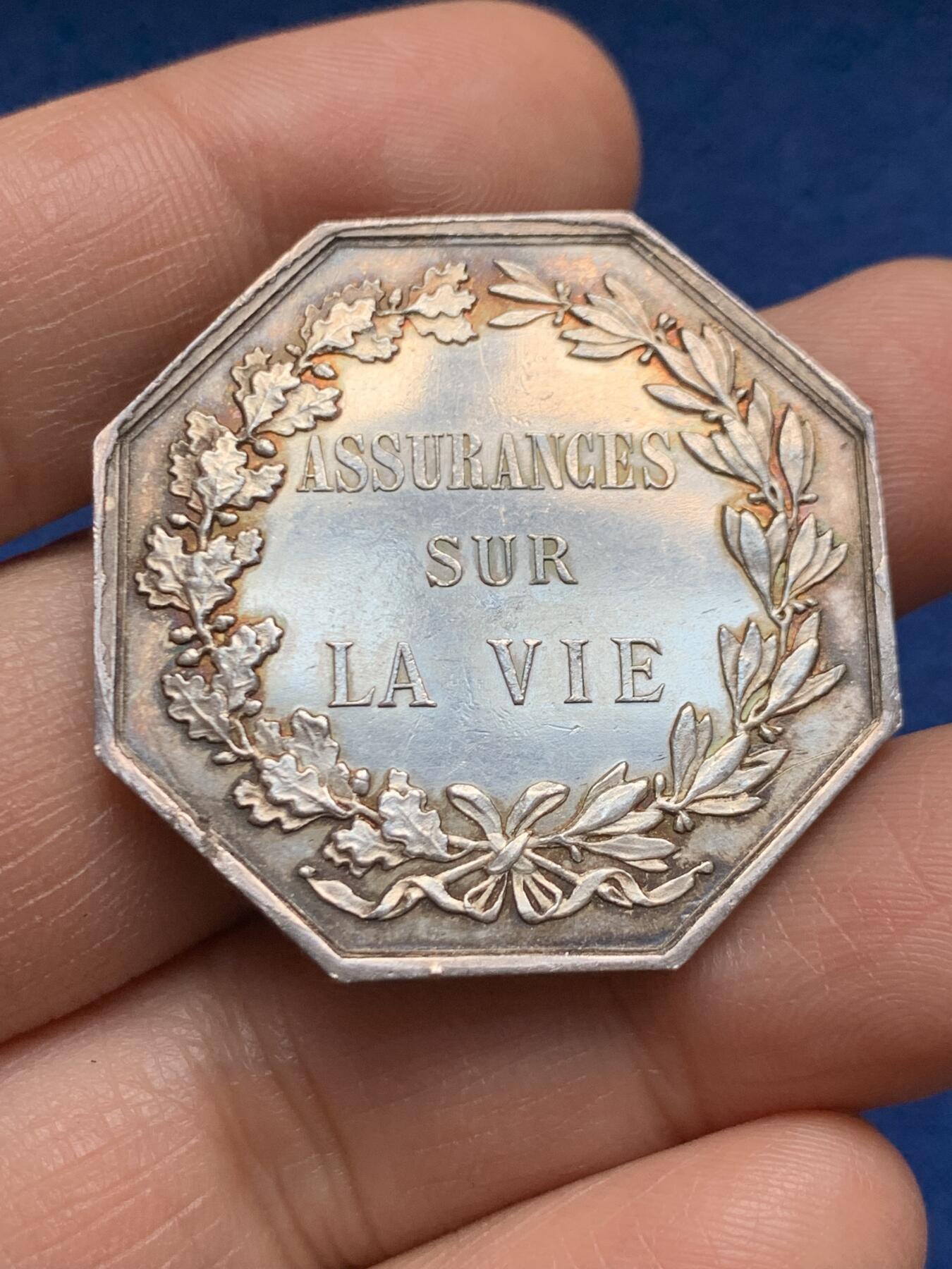 《竞宝斋》第469场 周日，周一 2场连拍 （全场包邮）欢迎送拍 法国人寿保险公司八角银质代币 女神坐像 19.85克 36.2mm 丰饶角银标