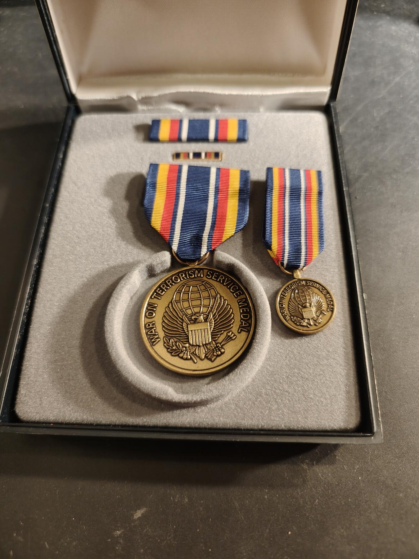 老王徽章第186期 美国全球反恐战争服役奖章 原盒带略、珐琅略和迷你章 少见全套