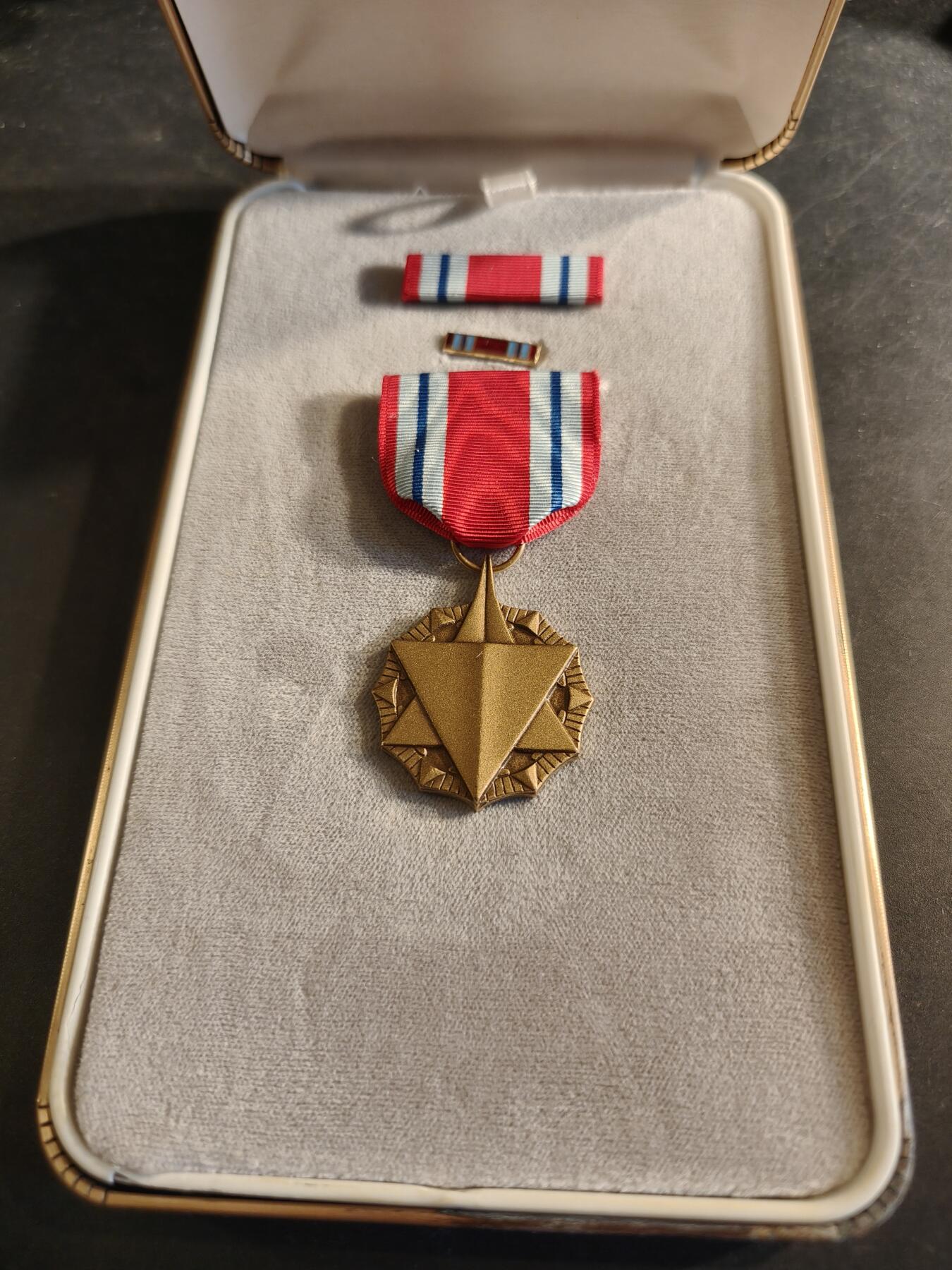 老王徽章第186期 美国空军战备奖章 原盒带略和珐琅略 少见全套