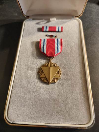 老王徽章第186期 - 美国空军战备奖章 原盒带略和珐琅略 少见全套