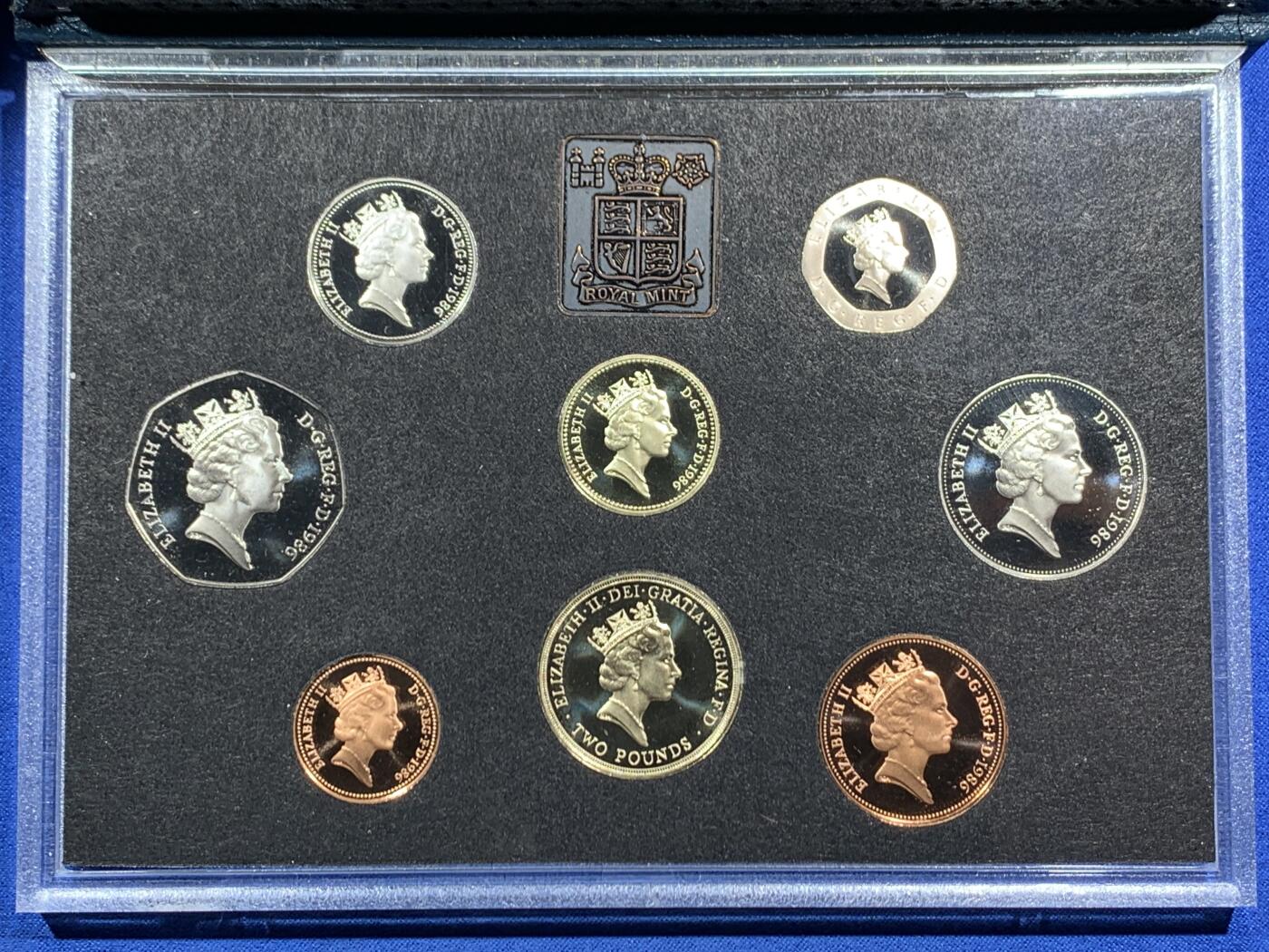 《竞宝斋》第469场 周日，周一 2场连拍 （全场包邮）欢迎送拍 英国1986年精制套币，1枚2英镑爱丁堡运动会精制纪念币，1枚1英镑北爱尔兰亚麻精制纪念币，8枚币，品相精美，高档盒装。