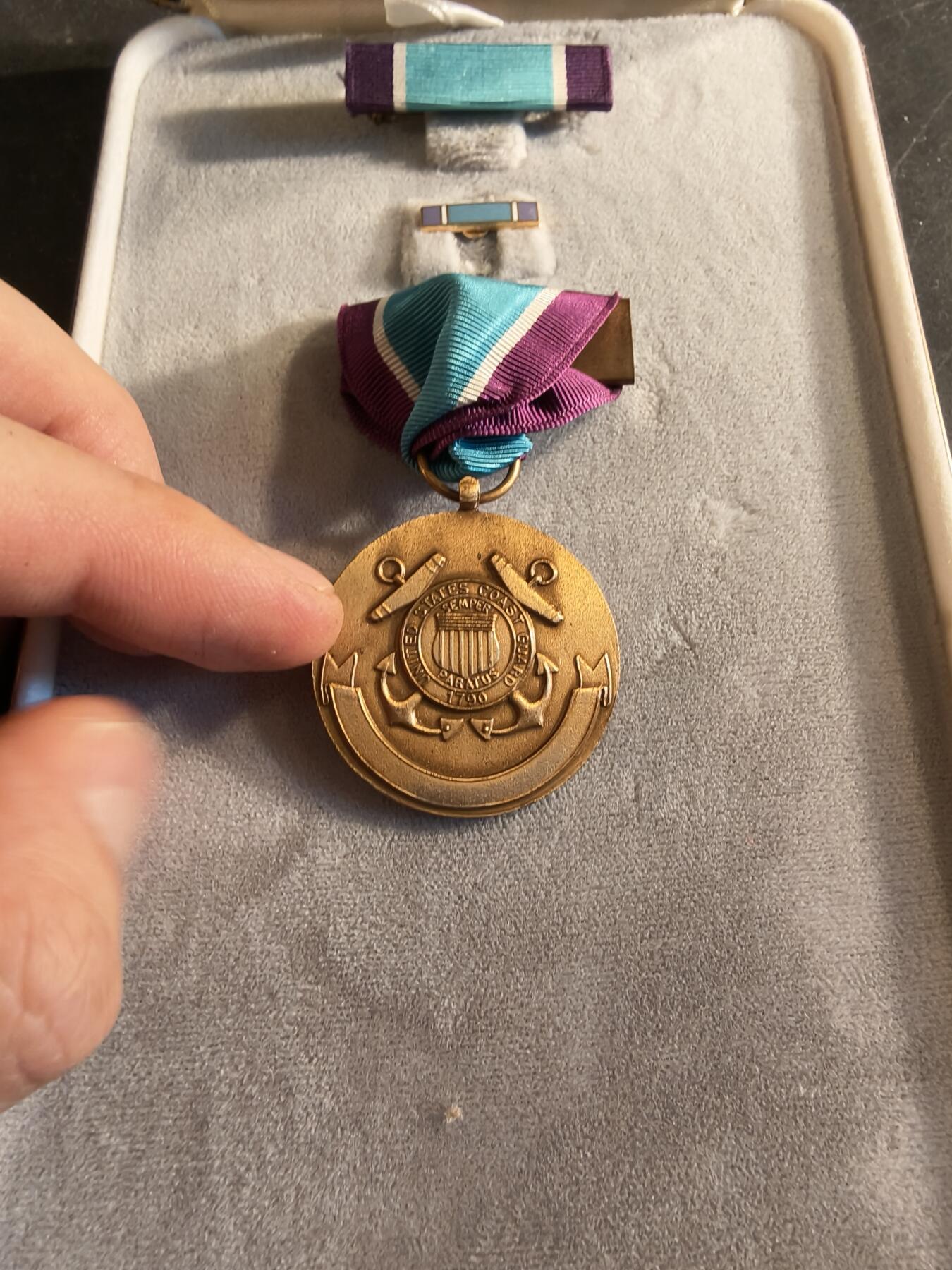 老王徽章第186期 美国海岸警备队杰出服役勋章 原盒带略和珐琅略 少见全套