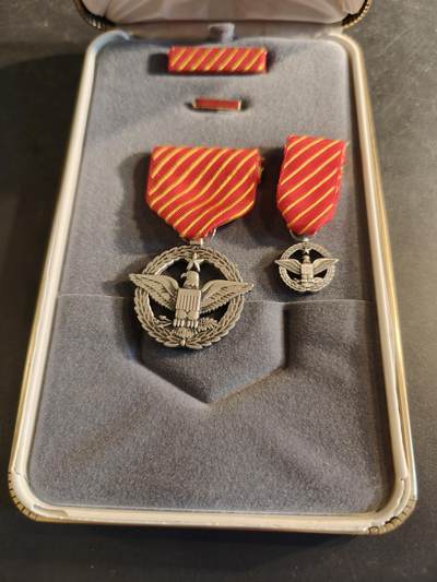 老王徽章第186期 - 美国空军战斗行动奖章 原盒带略、珐琅略和迷你章 少见全套   