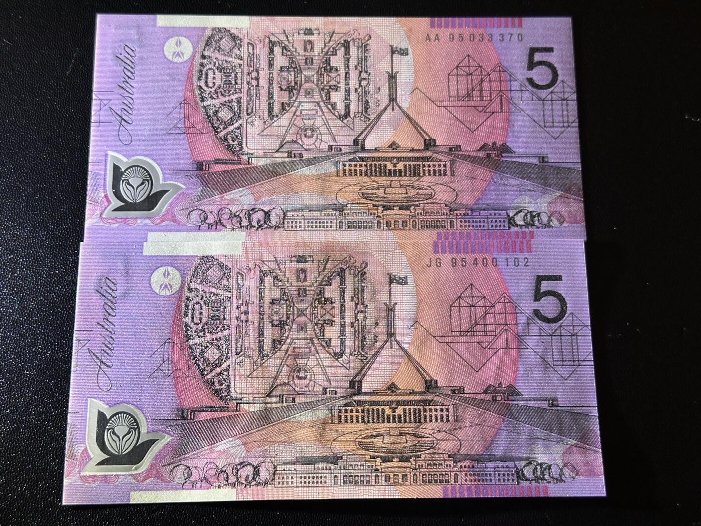 《外钞收藏家》第六百一十六期（精品场）（长期征集拍品、欢迎藏友们联系合作） 澳大利亚塑料钞95年5元  2张一起 全新UNC  AA95 JG95 首发冠及窄版