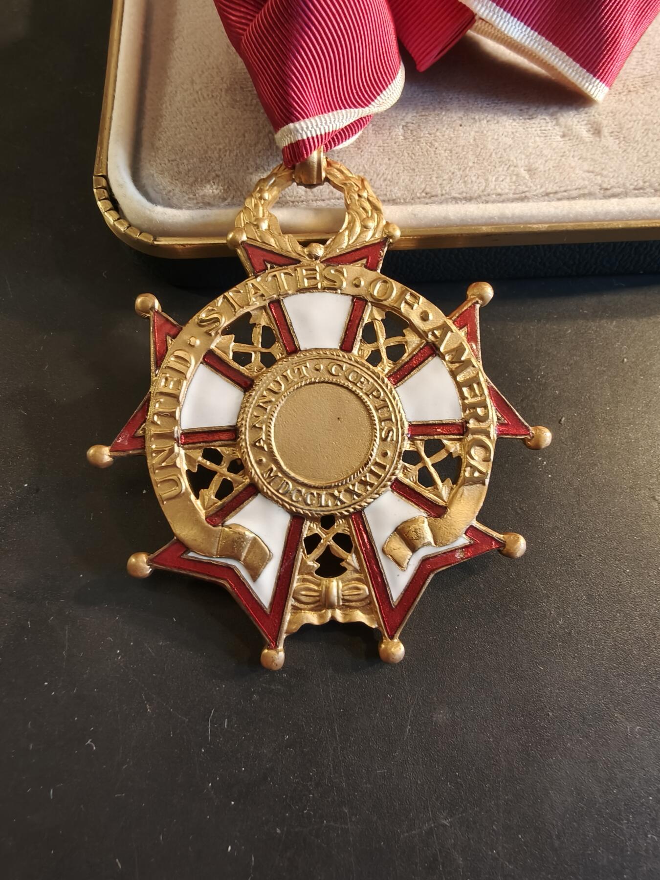 老王徽章第186期 美国指挥官级功绩军团勋章    原盒带略和珐琅略    少见全套