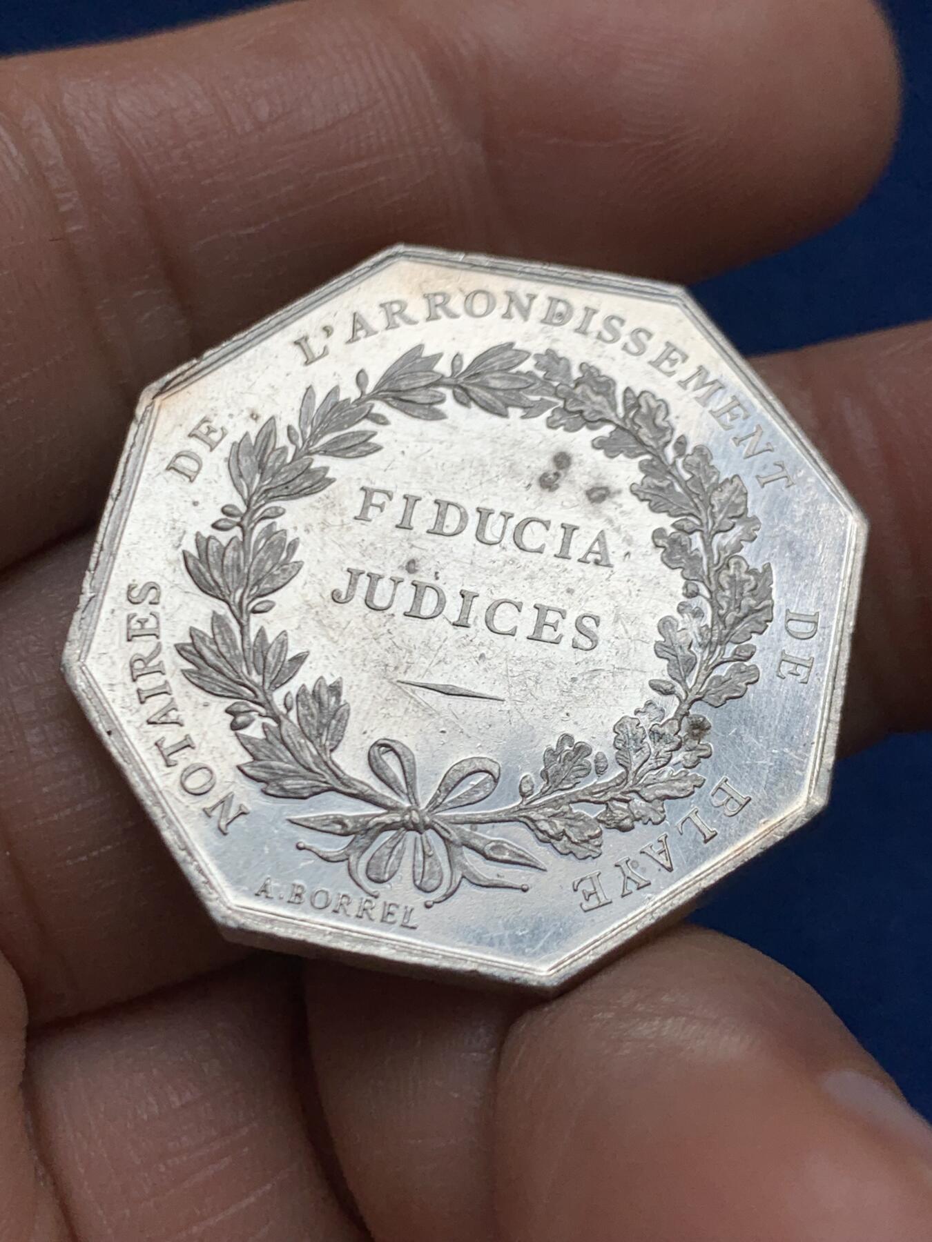 《竞宝斋》第469场 周日，周一 2场连拍 （全场包邮）欢迎送拍 法国布赖地区司法公证人八角银质代币 19.7克 31.2mm 丰饶角银标