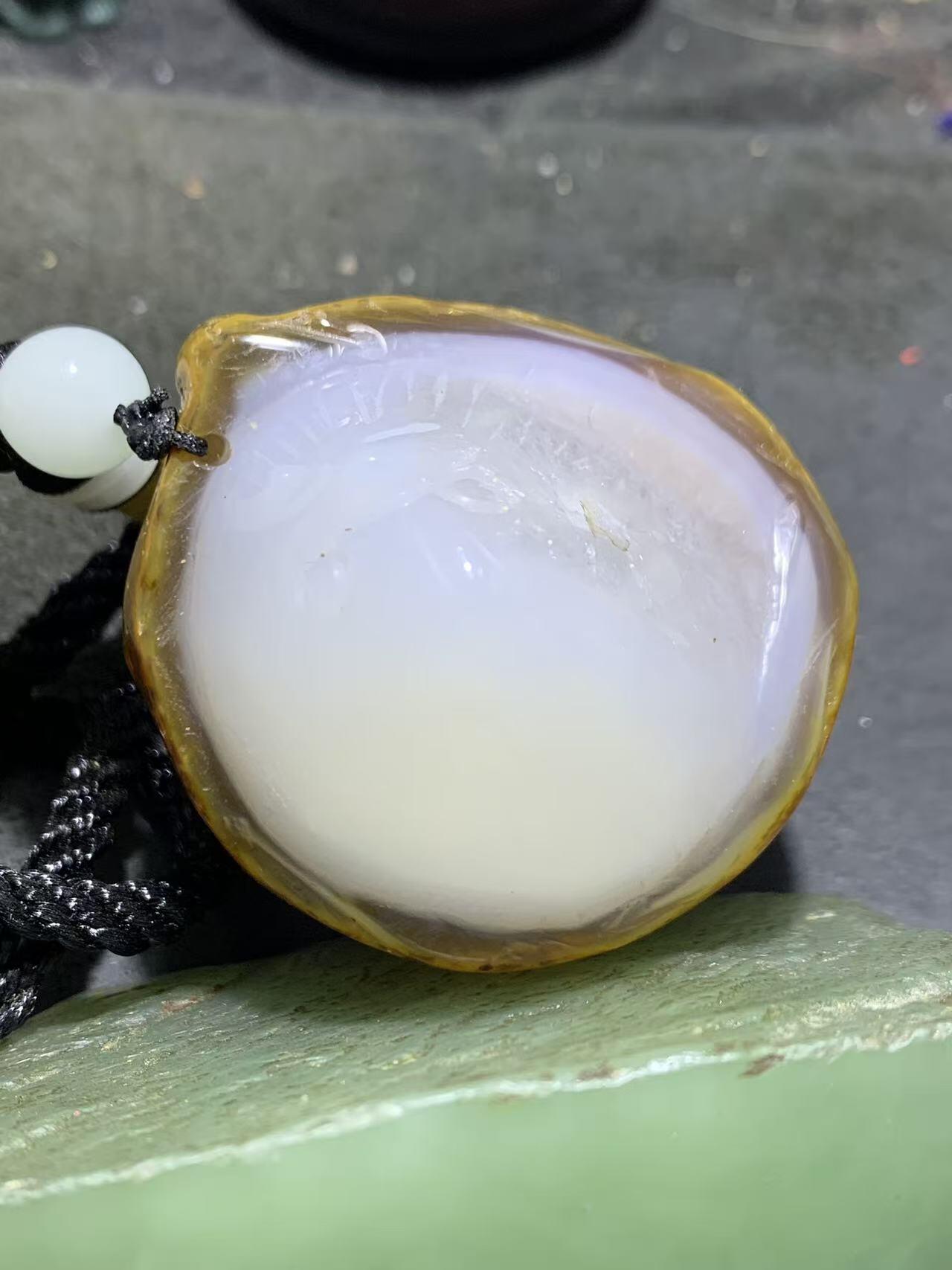 精美天然原皮冰飘马达加斯加玛瑙雕刻小鸡出壳把件一个，