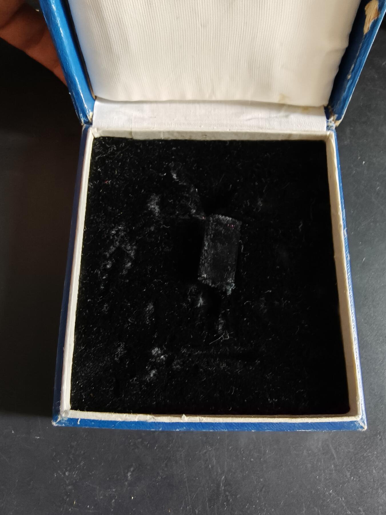 老王徽章第186期 南斯拉夫三级军事功绩勋章盒子