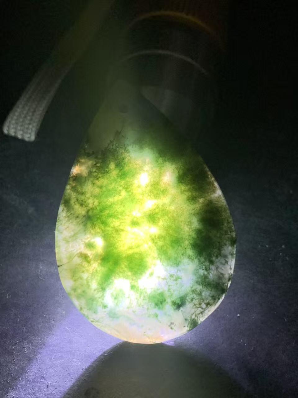 精美冰透水草玛瑙吊坠一个，