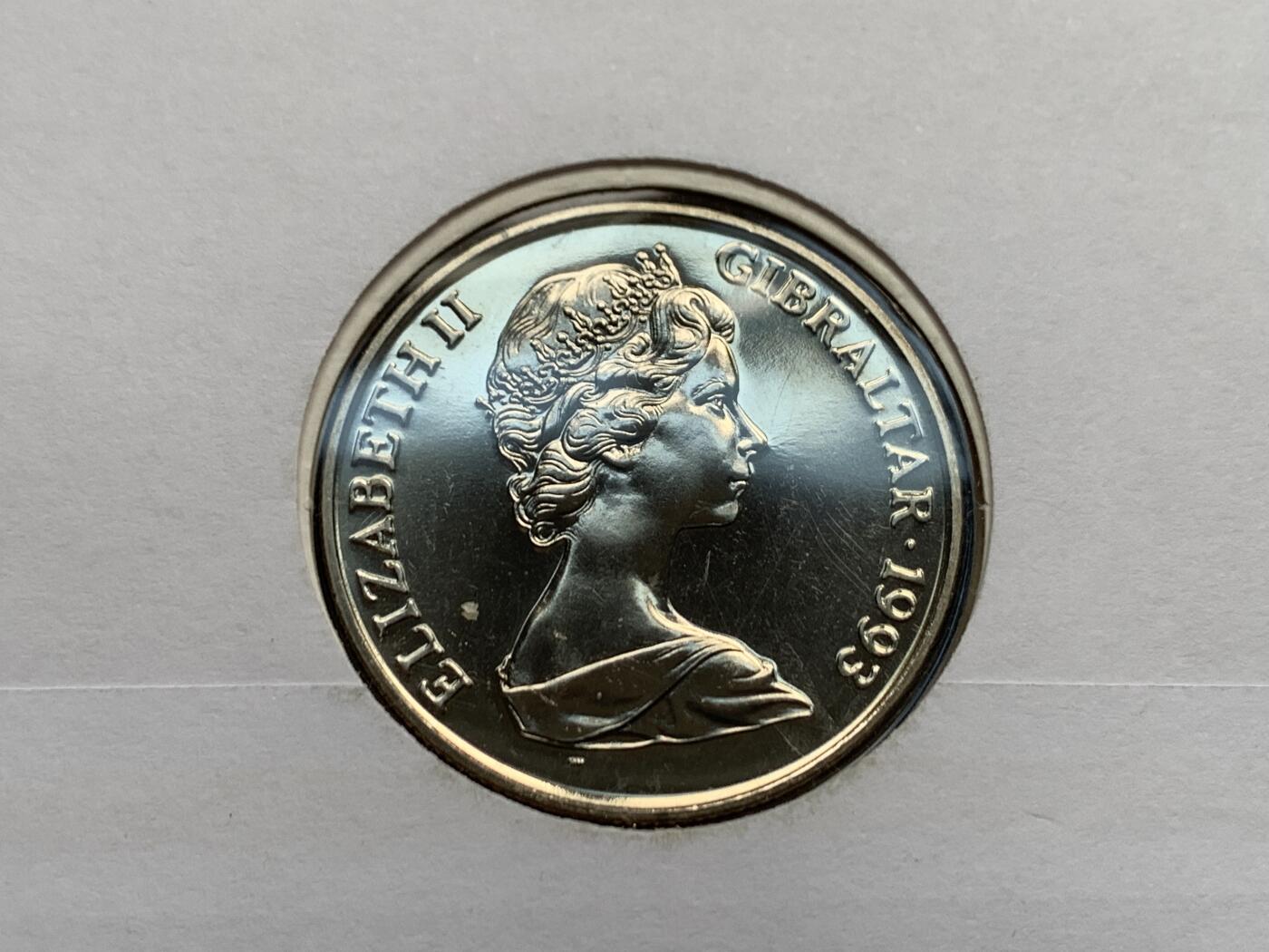 《竞宝斋》第469场 周日，周一 2场连拍 （全场包邮）欢迎送拍 英属直布罗陀1993年1克朗纪念币，维多利亚女王首日邮币封