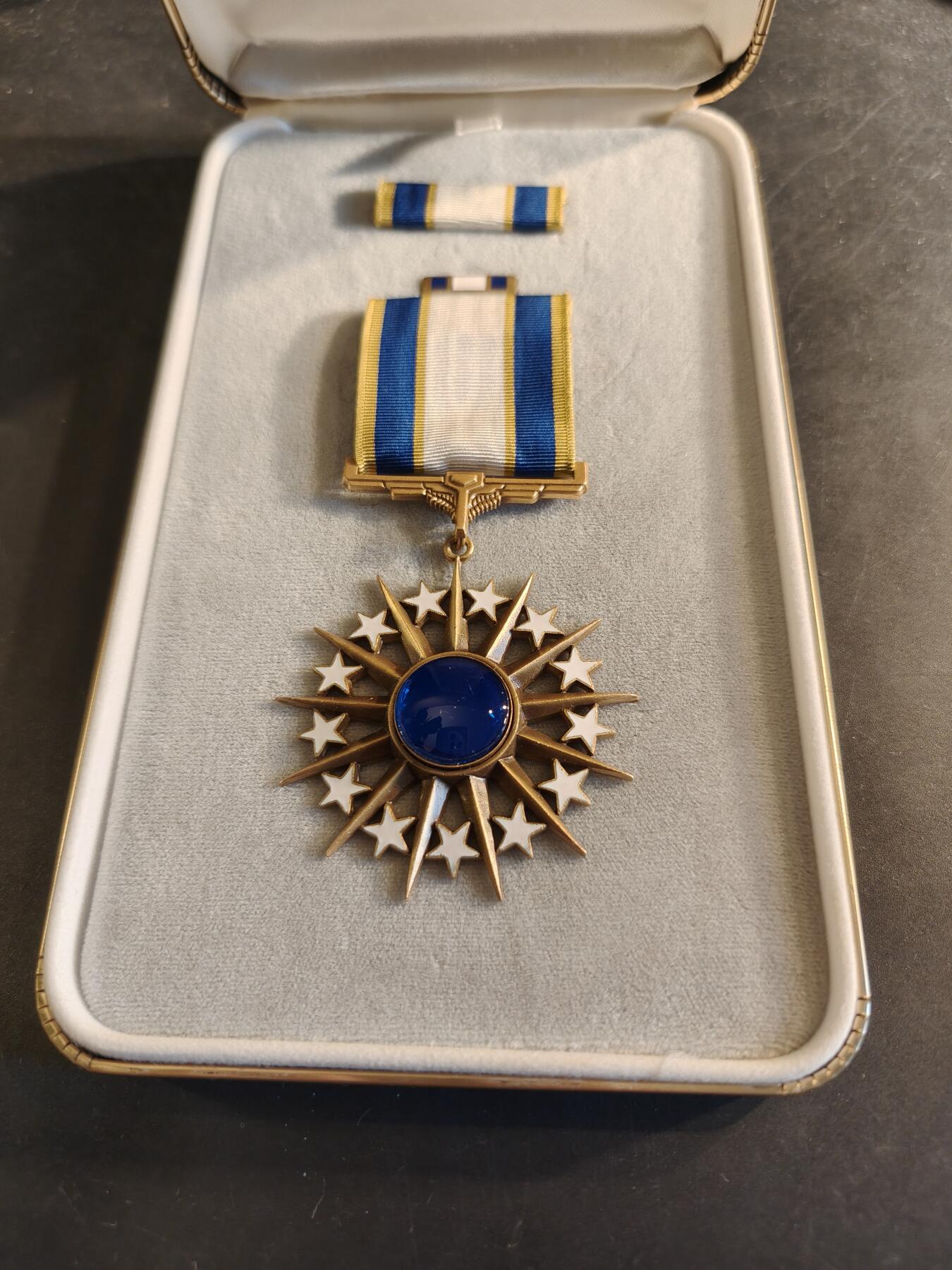 老王徽章第186期 美国空军杰出服役勋章 原盒带略和珐琅略 少见全套