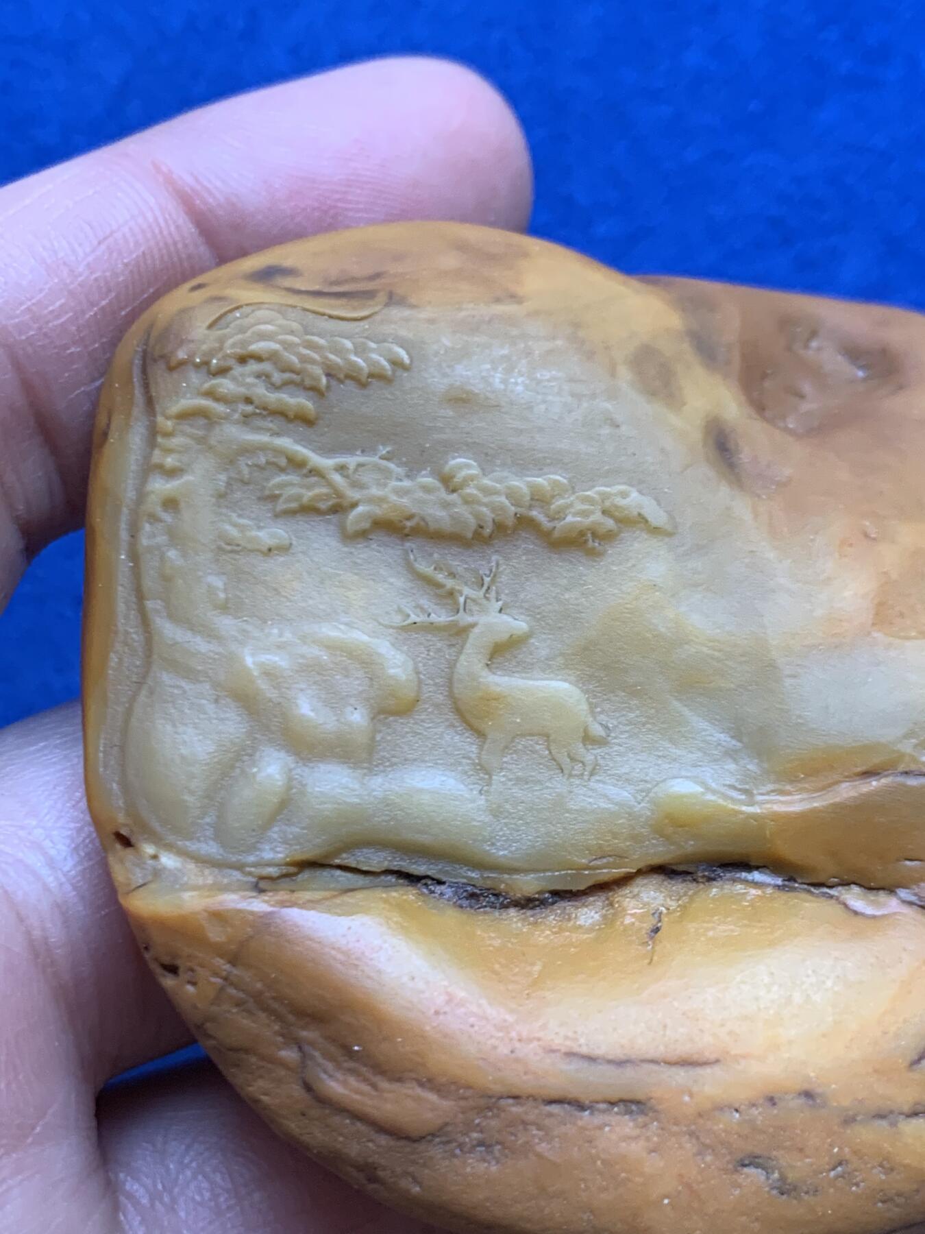 《竞宝斋》第469场 周日，周一 2场连拍 （全场包邮）欢迎送拍 黄蜡石石雕·松下鹿回首 手把件，原石巧雕，画面和原石融为一体，很有意境，原石质地很好，打灯可见肉质，重143.5克，把玩很好