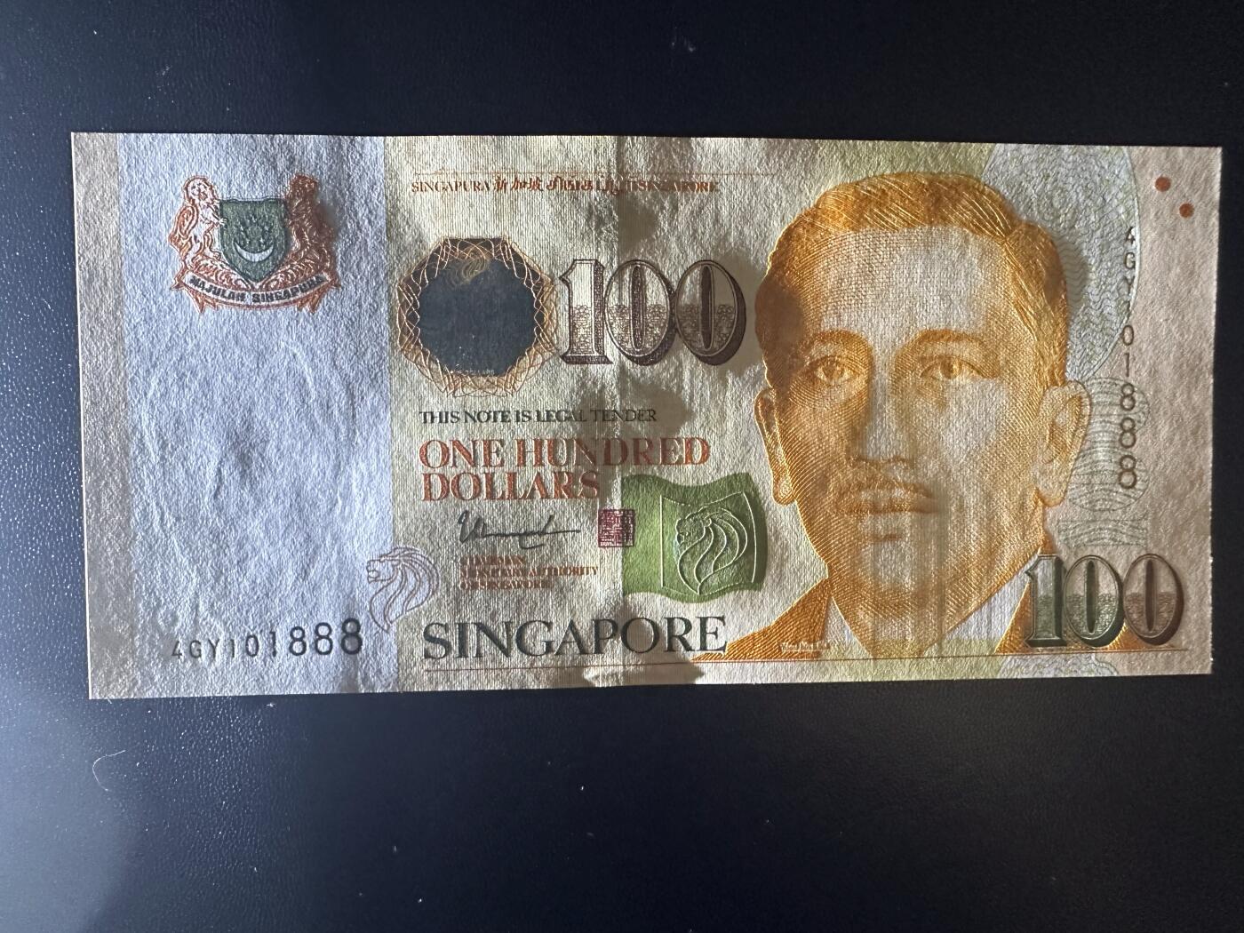 《外钞收藏家》第六百一十六期（精品场）（长期征集拍品、欢迎藏友们联系合作） 新加坡纸币人像版100元 豹子号888 全新UNC