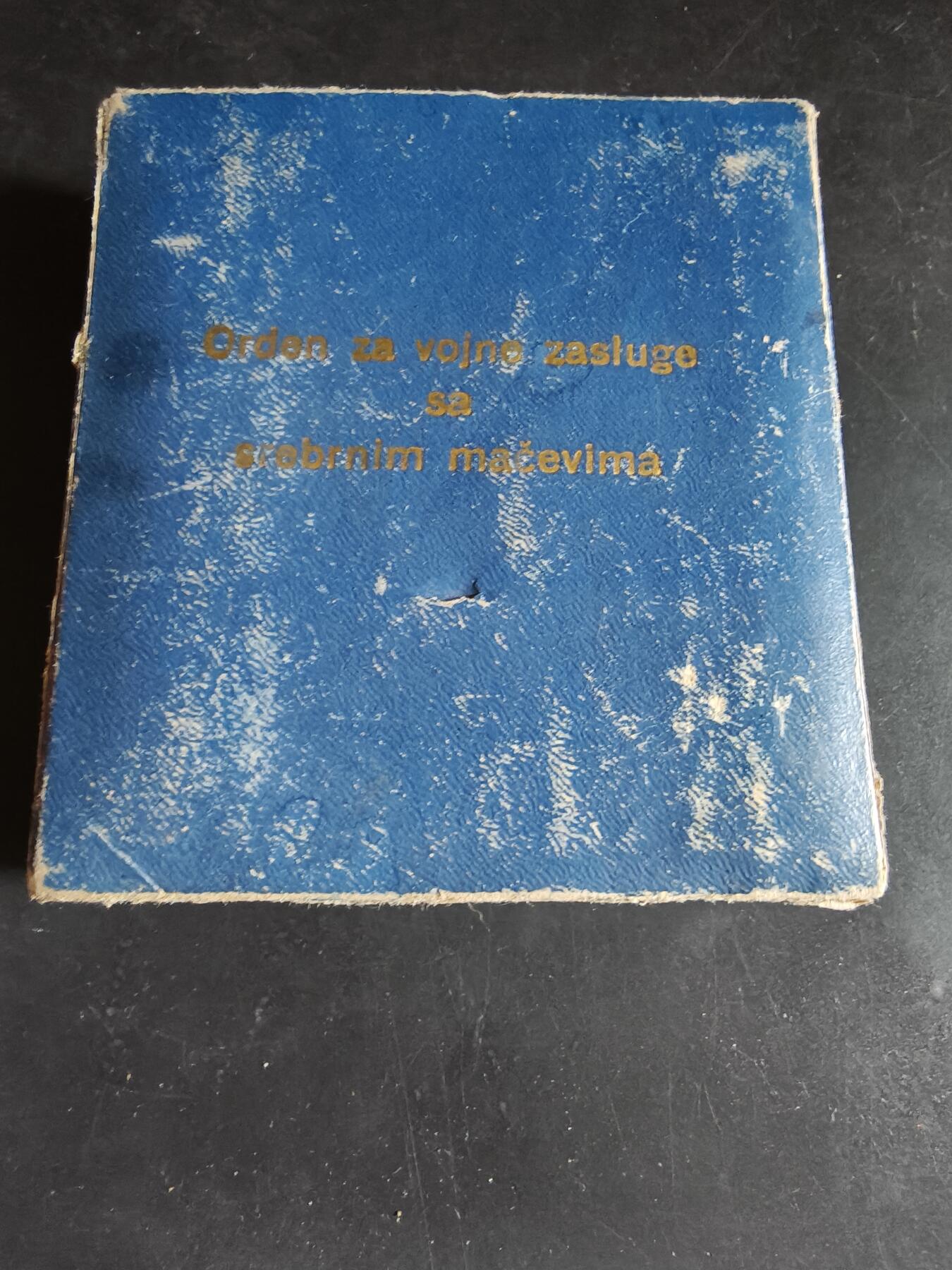 老王徽章第186期 南斯拉夫三级军事功绩勋章盒子