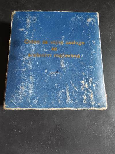 老王徽章第186期 - 南斯拉夫三级军事功绩勋章盒子