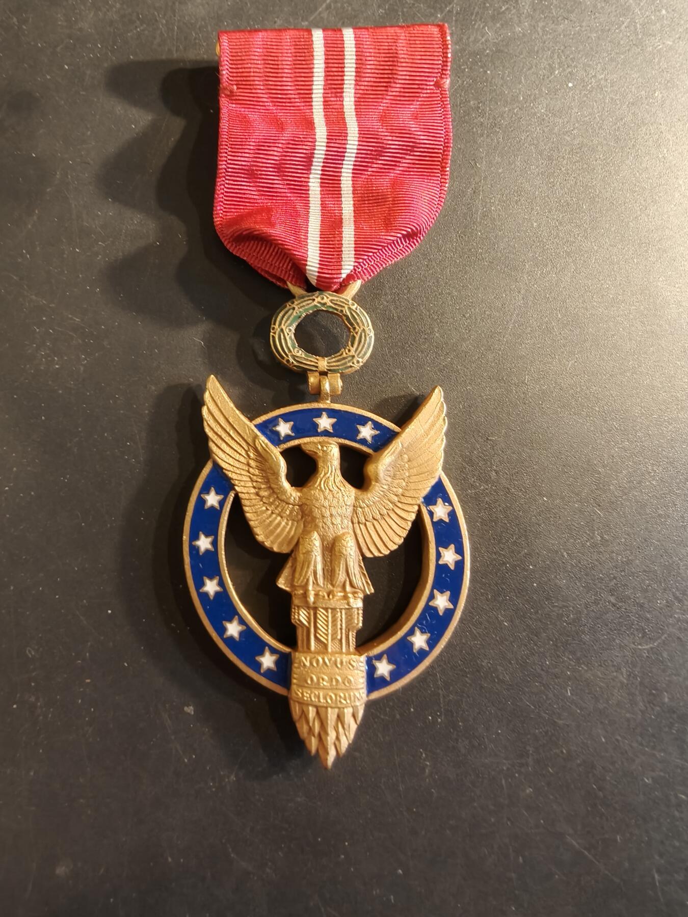 老王徽章第186期 美国功绩勋章    铜质珐琅   50年代时期版本    原盒带略    该章在二战时期为平民可以获得的最高荣誉，由美国总统亲自授予，第一批获得者包含M1加兰德步枪设计者约翰·加兰德   1942年-1952年仅颁发10年时期     边缘刻字