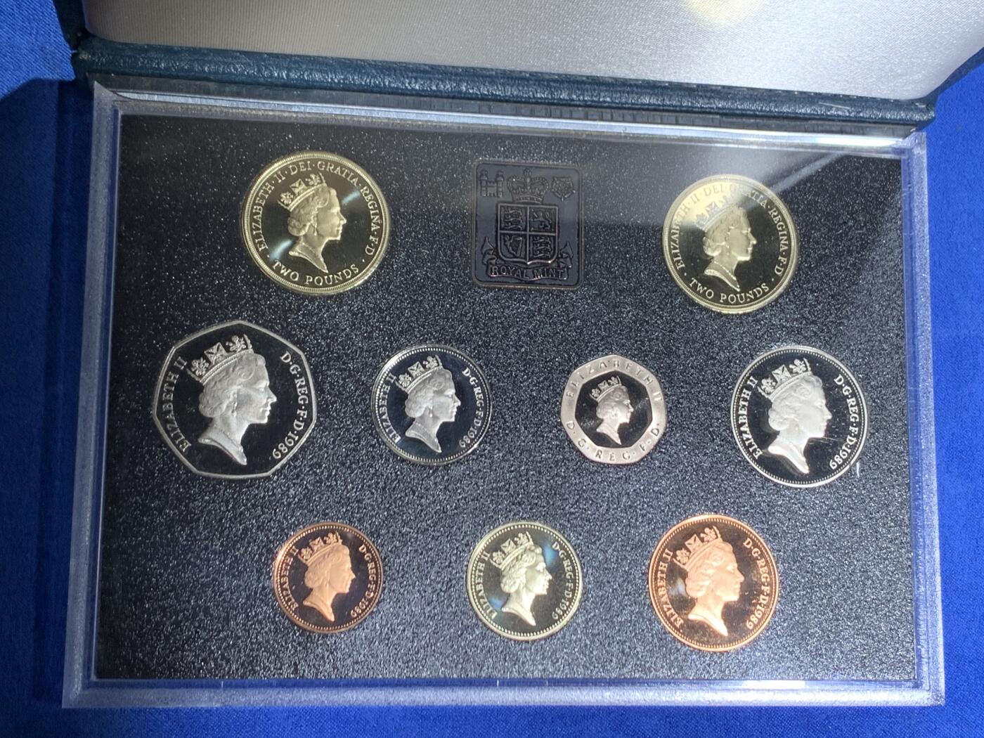 《竞宝斋》第469场 周日，周一 2场连拍 （全场包邮）欢迎送拍 英国1989年精制套币，带2枚2英镑权利法案300周年精制纪念币，9枚币，品相精美，高档盒装