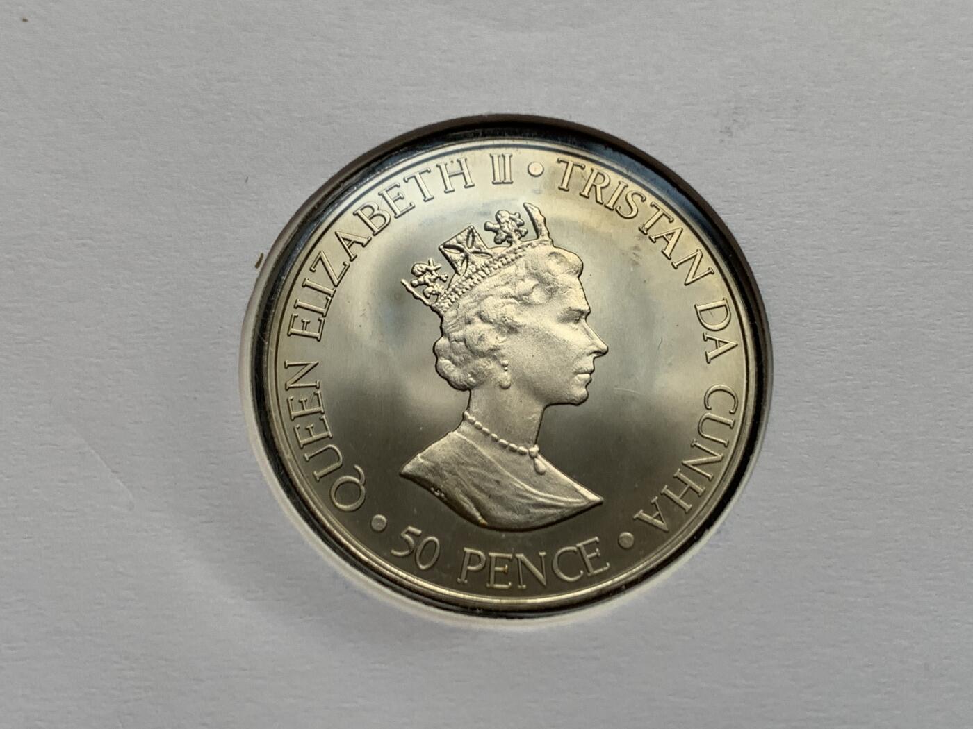 《竞宝斋》第469场 周日，周一 2场连拍 （全场包邮）欢迎送拍 英属特里斯坦-达库尼亚群岛2000年女王母亲100周岁50便士纪念币，邮币首日封编号0200