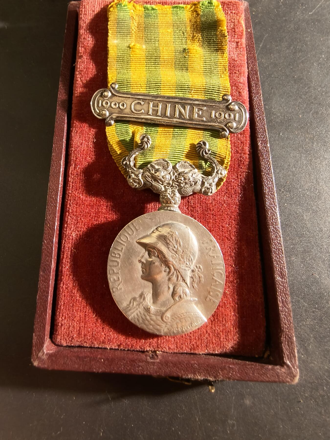老王徽章第186期 法国1900庚子奖章    原铸950银     原盒
