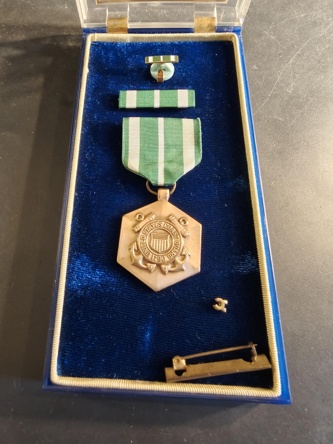 老王徽章第186期 美国海岸警备队杰出服役奖章 实发带名字，原盒带略和珐琅略 少见全套