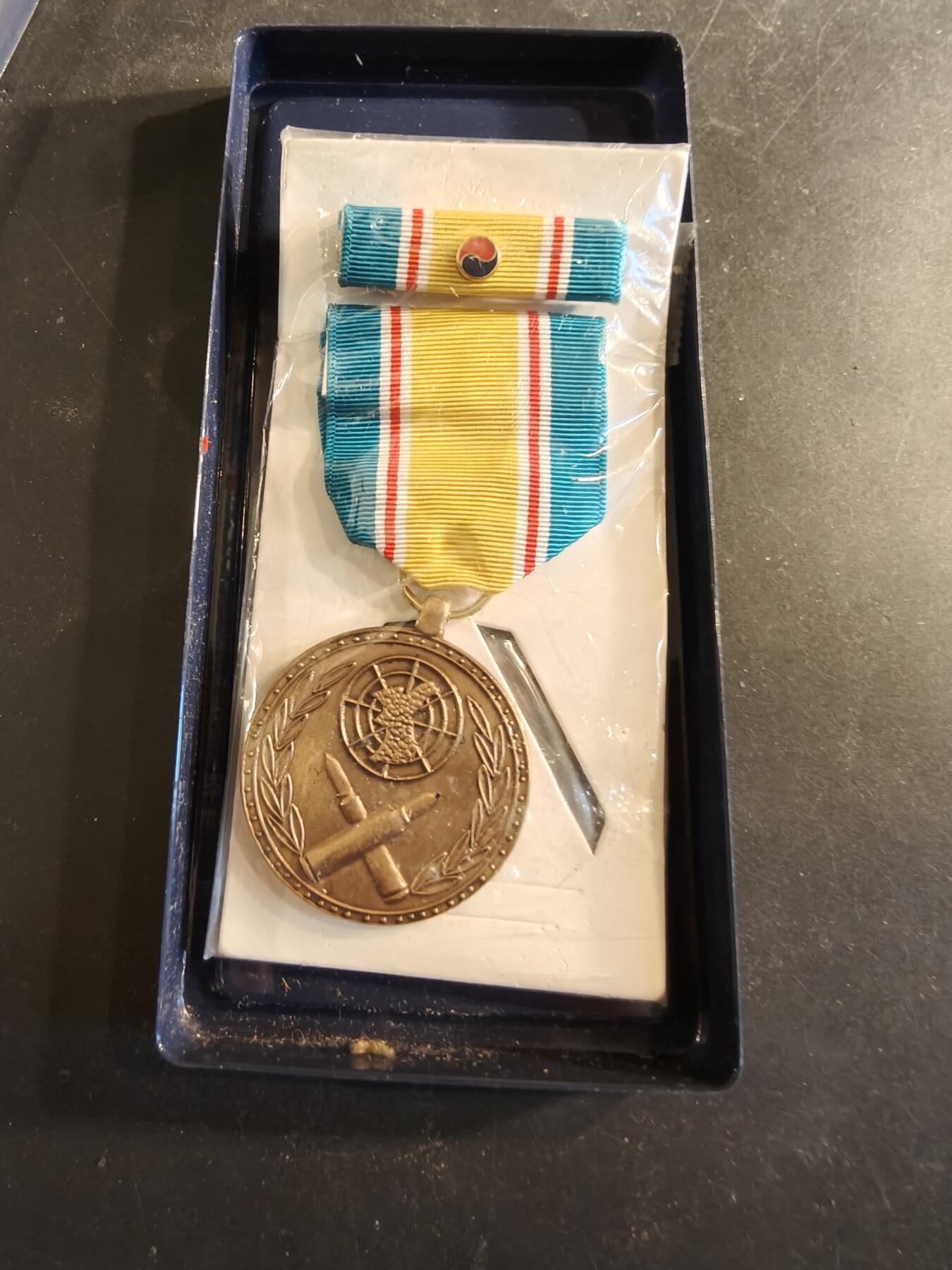 老王徽章第186期 韩国韩战50周年纪念章    原盒带略