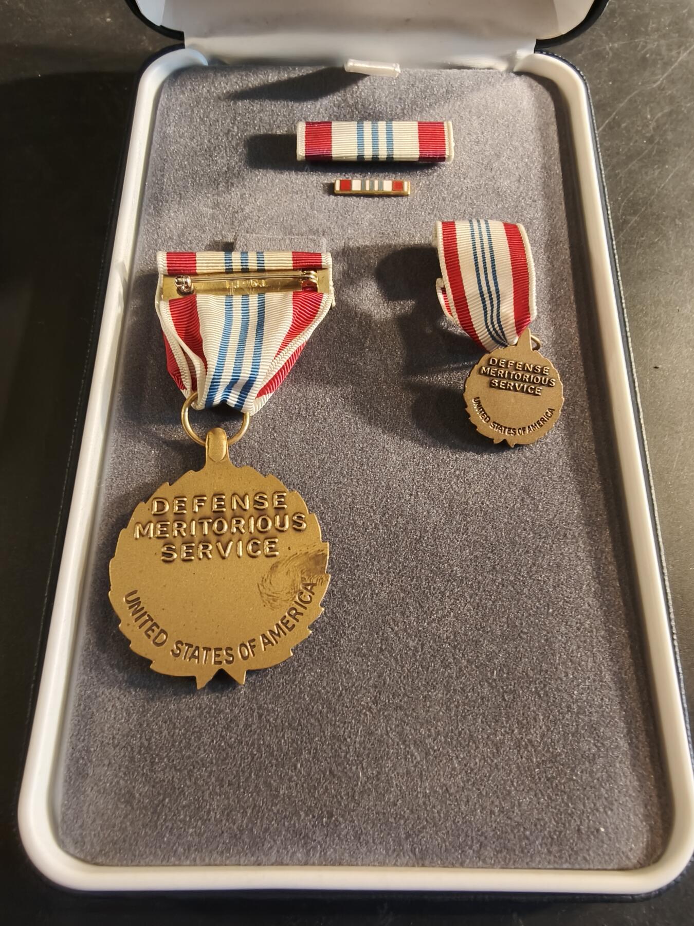 老王徽章第186期 美国国防部功绩服务奖章 原盒带略、珐琅略和迷你章 少见全套
