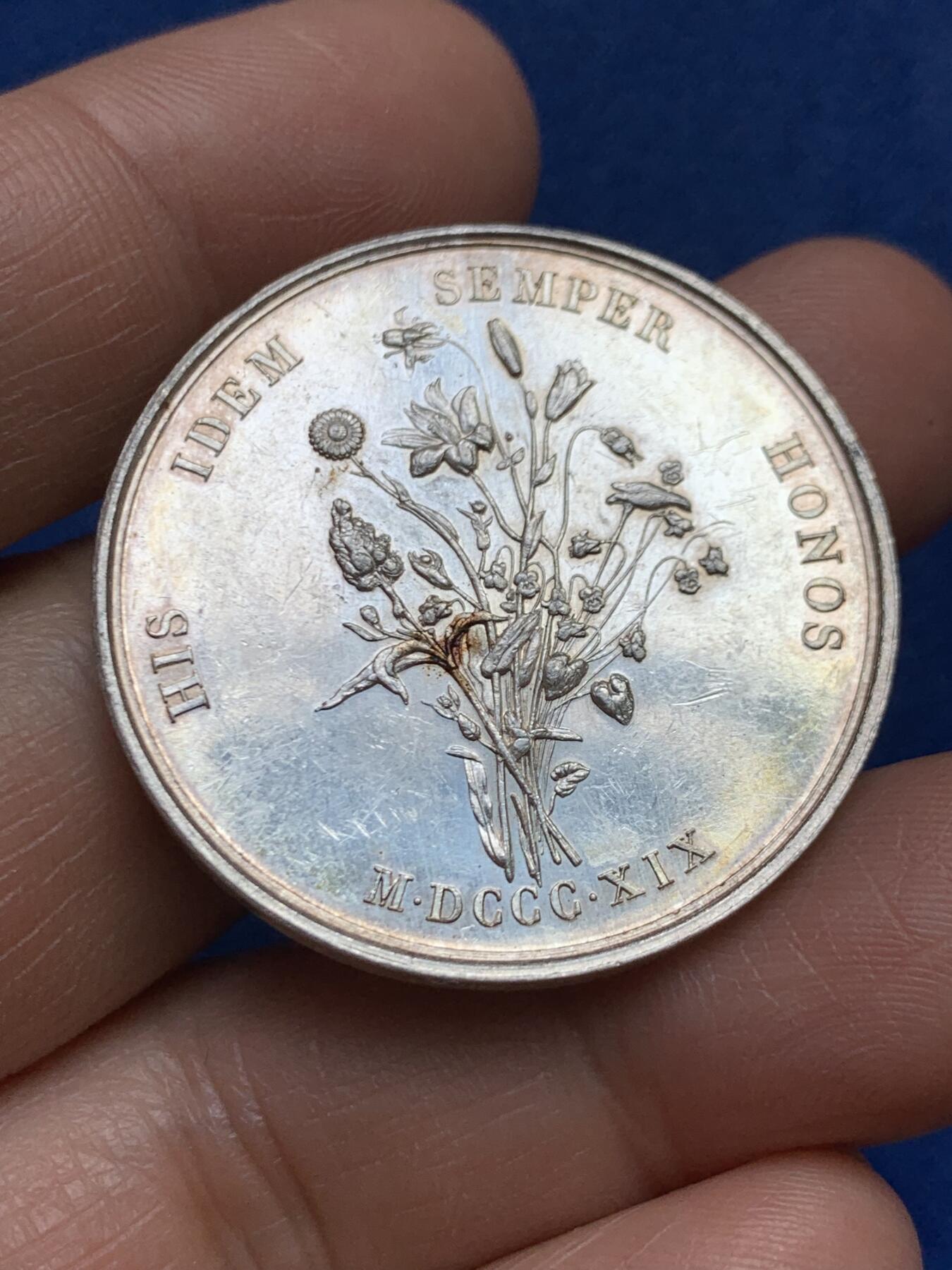 《竞宝斋》第469场 周日，周一 2场连拍 （全场包邮）欢迎送拍 法国图卢兹花卉节银质代币，17.63g，35.5mm，蜜蜂边铭