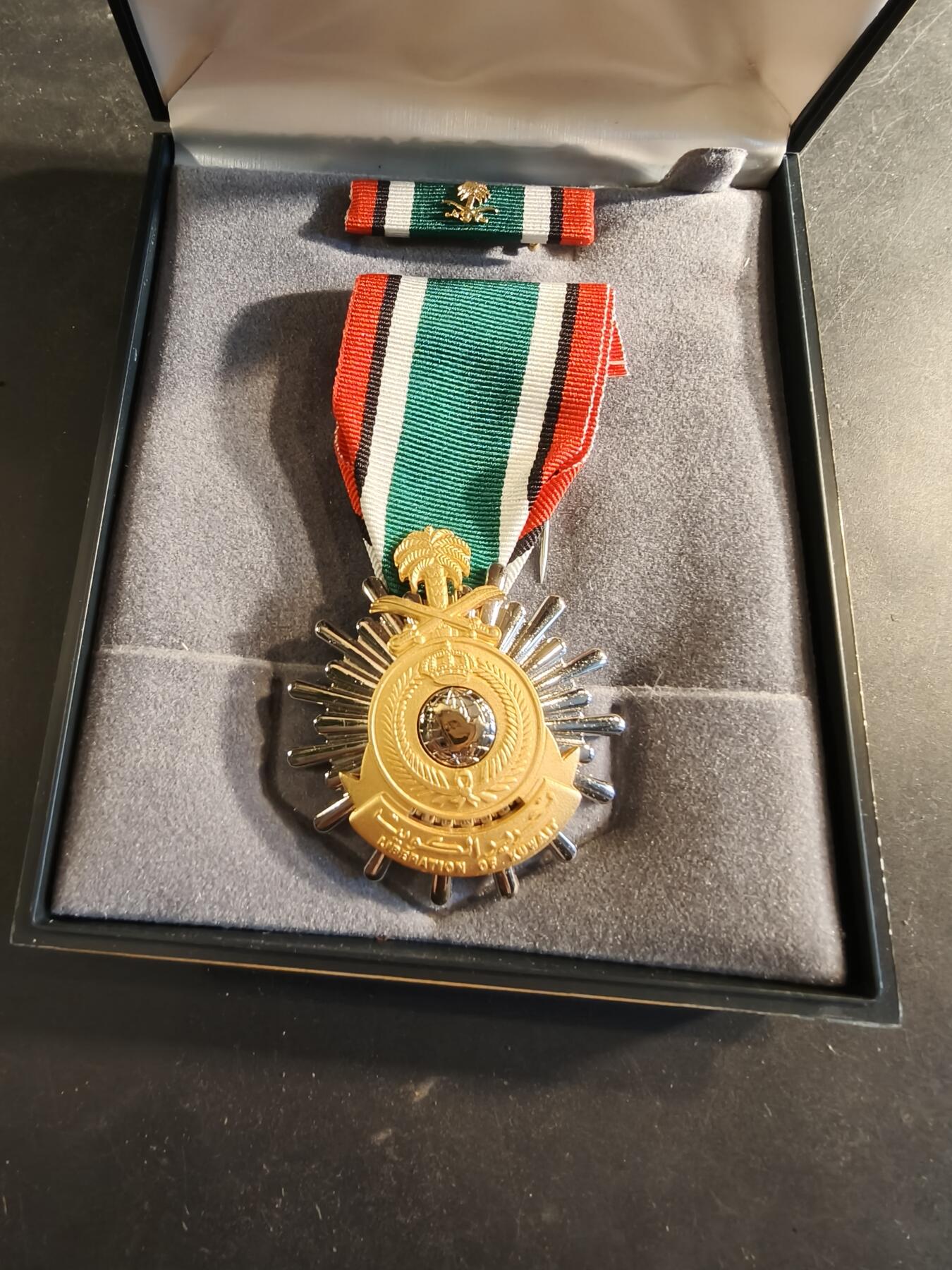 老王徽章第186期 沙特阿拉伯海湾战争解放科威特奖章 原盒带略