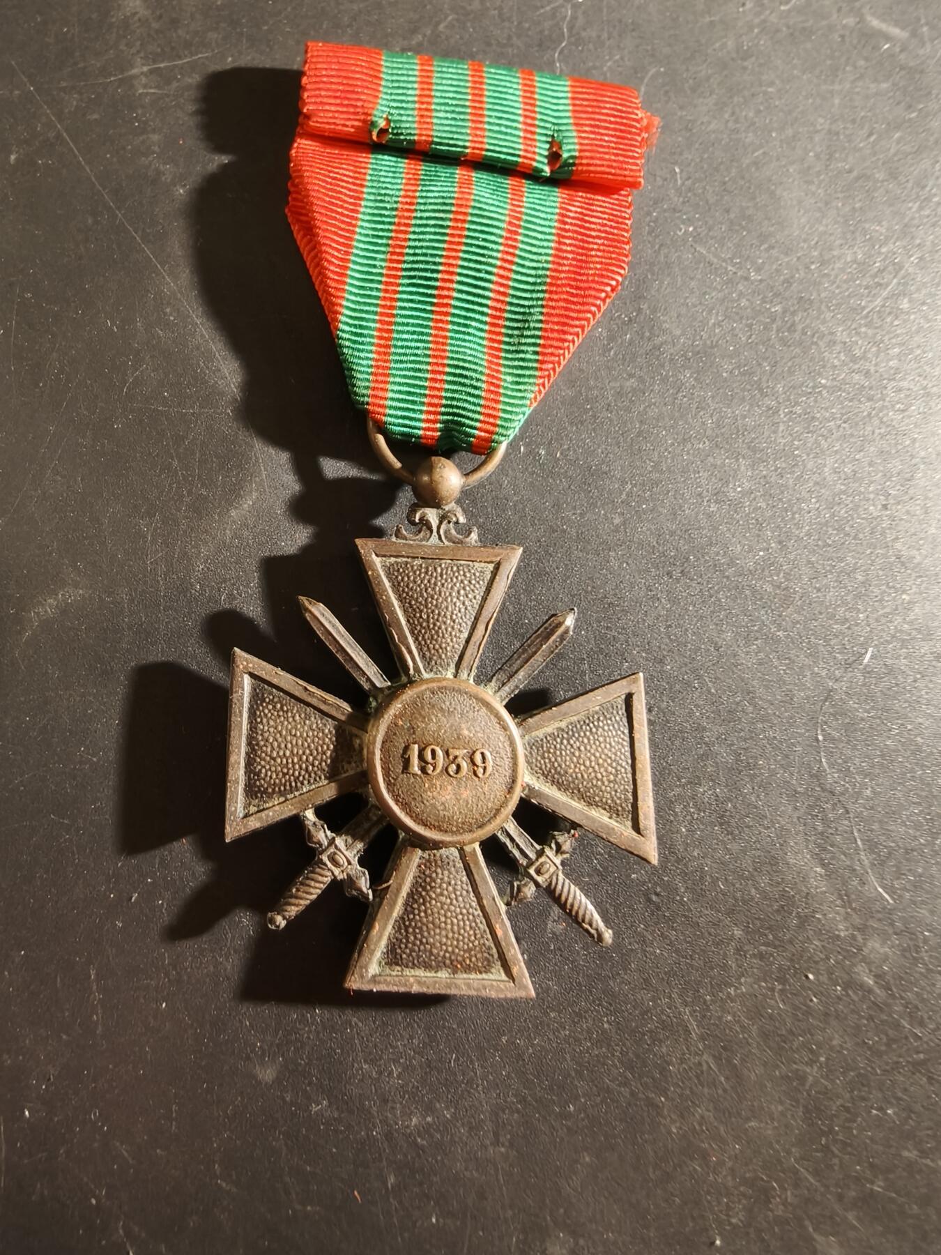 老王徽章第186期 法国1939版战争十字奖章   一颗战伤星一颗铜星勋饰