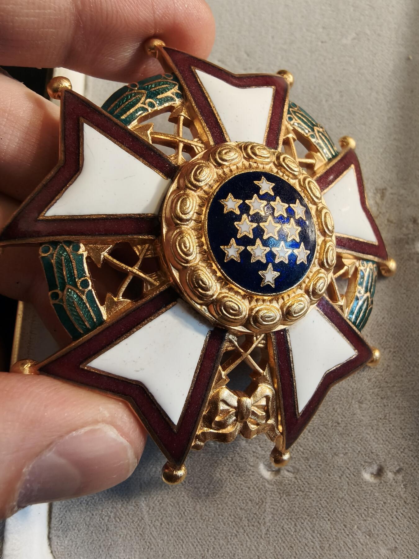 老王徽章第186期 美国司令官级功绩军团勋章 原盒带略和珐琅略 少见全套