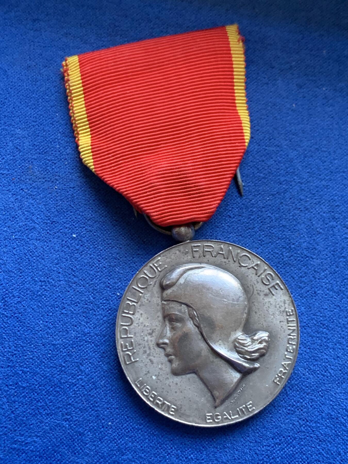 《竞宝斋》第469场 周日，周一 2场连拍 （全场包邮）欢迎送拍 法国东部工业协会银章 实发带刻名 带银标 950银 总重约30.8g